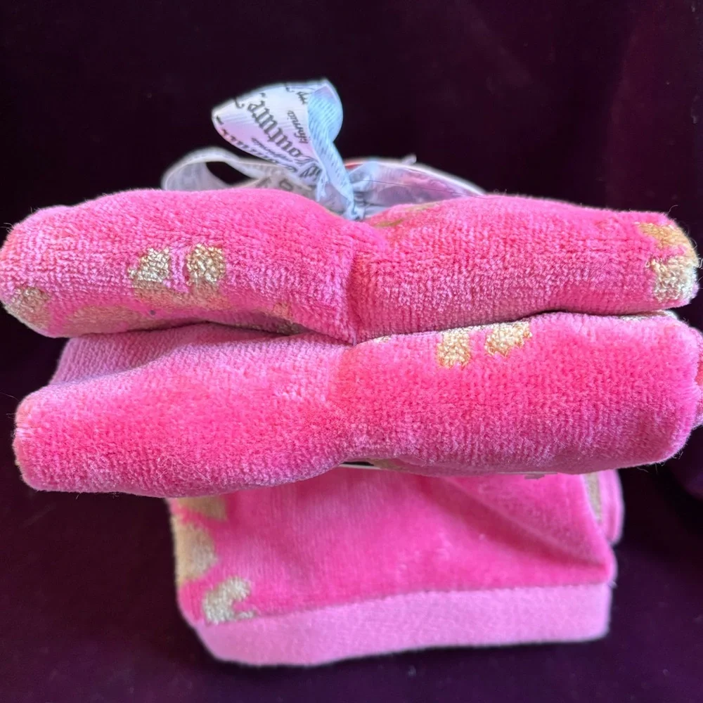 JUICY COUTURE Hot Pink & Gold Hand Towel Set. Iconic Gold Leopard Hearts Design